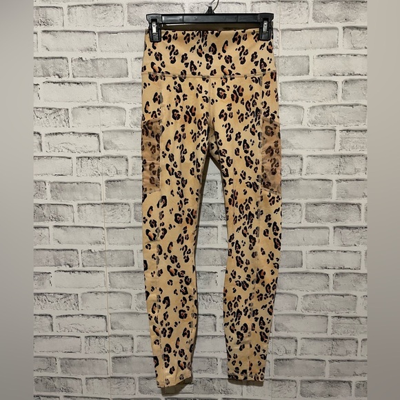 Women’s Fabletics Powerhold high waist on-the-go leopard leggings Size XS/S - Picture 3 of 5